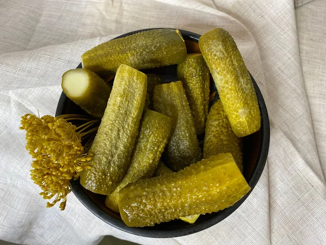 Miska kvašených okurek s koprem (ilustrační foto)